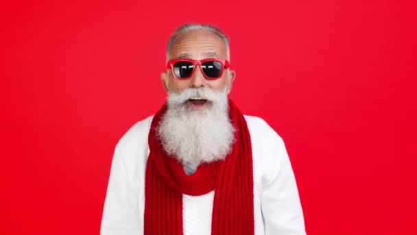 Фанки сумасшедший дедушка Санта смеется Рождество шутка прямой палец вас — стоковое видео