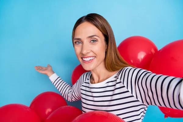 Foto av ung brun frisyr rolig dam med ballonger gör selfie bära vit skjorta isolerad på blå färg bakgrund — Stockfoto