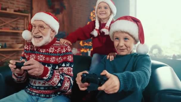 Веселий божевільний геймер сім'ї Різдво зустріч грати відеоігри в декорованій кімнаті — стокове відео