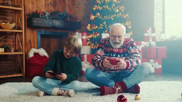 Två roliga släktingar tillbringar julafton tillsammans spela tv-spel — Stockvideo