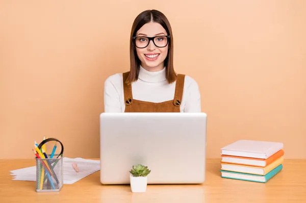 Ritratto di attraente qualificato allegro ragazza dipendente utilizzando computer portatile web programmazione isolato su sfondo di colore beige — Foto Stock
