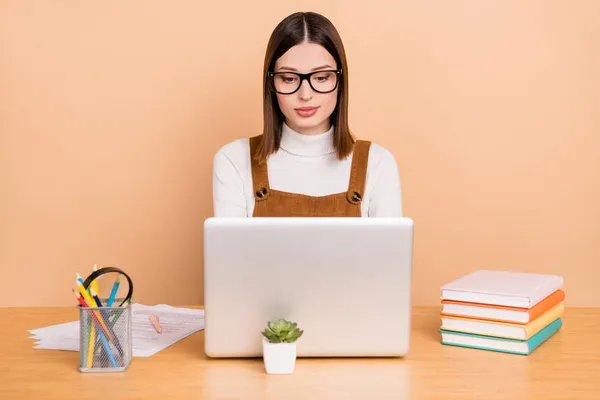 Ritratto di attraente esperto concentrato ragazza agente broker utilizzando computer portatile isolato su sfondo di colore beige — Foto Stock