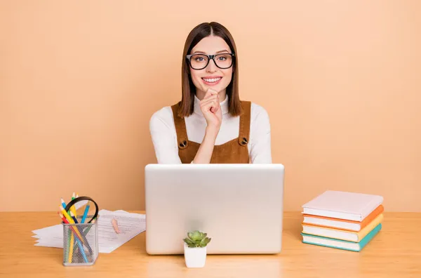 Ritratto di attraente allegra dipendente ragazza fiduciosa utilizzando computer portatile in via di sviluppo progetto isolato su sfondo di colore beige — Foto Stock