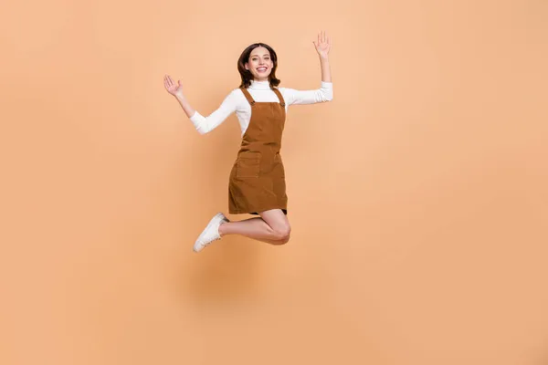 Plná délka fotografie docela spokojeni dáma zvednout ruce bavit izolované na béžové barvy pozadí — Stock fotografie