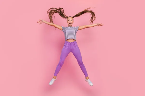 매력적 이고 쾌활 한 소녀의 전체 몸길이의 그림 핑크 색 배경 위에 고립된 머리를 던지는 재미있는 점프 — 스톡 사진