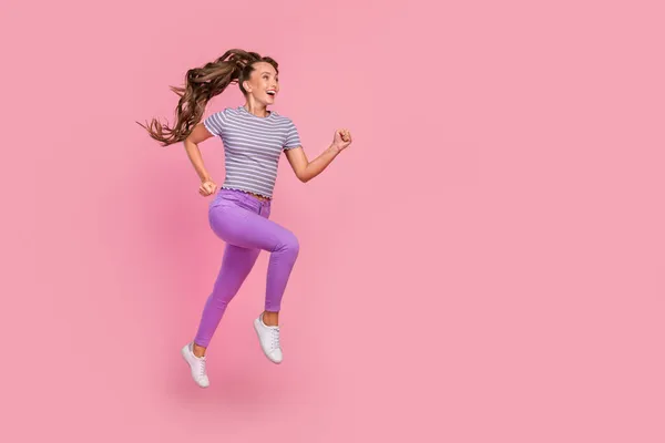 Lunghezza completa dimensione del corpo vista di attraente allegra ragazza energica salto corsa copia spazio isolato su sfondo di colore rosa — Foto Stock