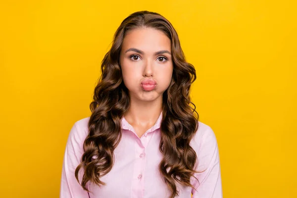 Foto de funky jovem morena senhora despojado lábios usar camisa rosa isolado no fundo de cor amarela — Fotografia de Stock