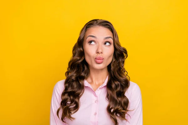 Foto van flirterige duizendjarige brunette dame blow kiss dragen roze shirt geïsoleerd op gele kleur achtergrond — Stockfoto