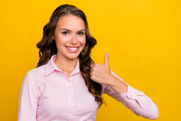 Fénykép a hűvös fiatal barna hölgy show hüvelykujj fel viselni rózsaszín ing elszigetelt sárga színű háttér — Stock Fotó