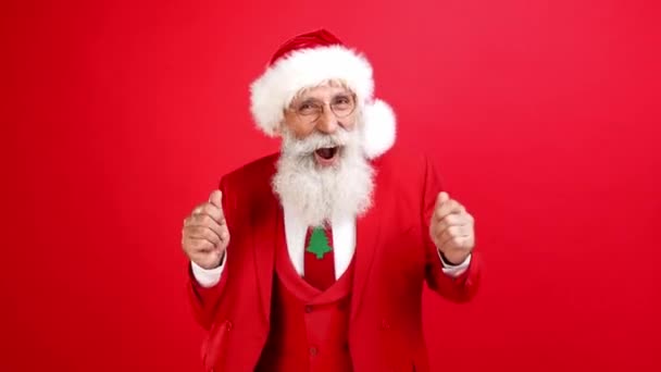 Zorgeloos funky gek positief santa dans maken v-teken verhuizing — Stockvideo