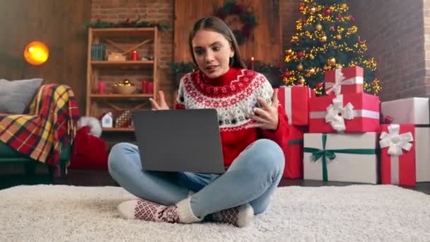 Signora emotiva tenere pc hanno remoto x-mas conversazione di scambio verbale congratulazioni — Video Stock