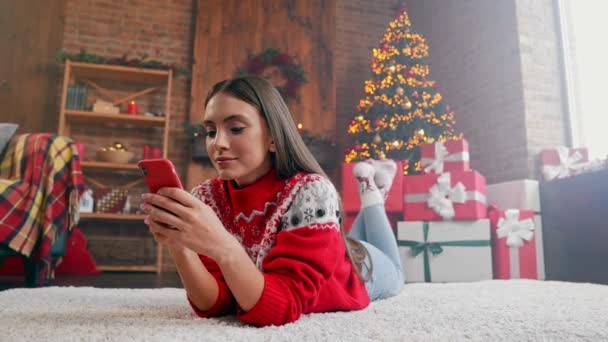 Vidám blogger hölgy feküdt szőnyeg hold telefon chat — Stock videók