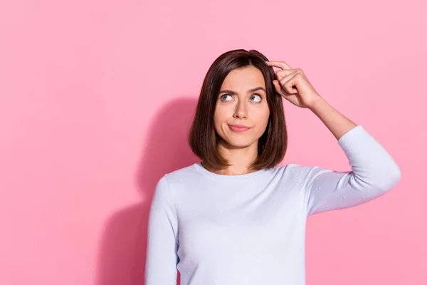 Foto de incerto pensativo jovem mulher desgaste branco suéter dedo cabeça esquecer coisa importante isolado cor de fundo rosa — Fotografia de Stock