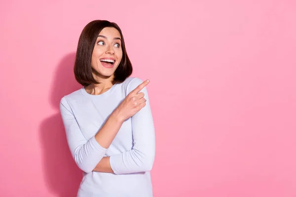 Foto de impactada señora joven divertida vestido jersey blanco mirando apuntando espacio vacío aislado color rosa fondo —  Fotos de Stock