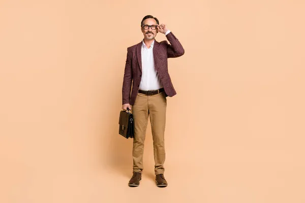 Teljes hossz testméret kilátás vonzó impozáns vidám férfi rendező megható szemüveg elszigetelt bézs színű háttér — Stock Fotó
