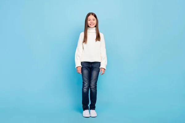 Foto di abbastanza lucido studente ragazza indossare maglione bianco sorridente camminare isolato sfondo di colore blu — Foto Stock