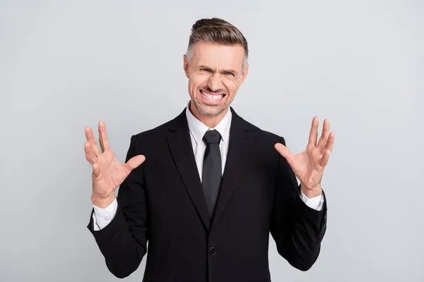 Φωτογραφία από θυμωμένος ώριμος μεσίτης ντυμένος μαύρο κοστούμι αύξηση χέρια χέρια ουρλιάζοντας απομονωμένο γκρι φόντο χρώμα — Φωτογραφία Αρχείου
