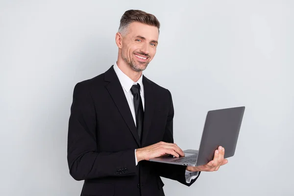 Foto av positiva glada mogna assistent klädd svart kostym arbetar modern gadget isolerad grå färg bakgrund — Stockfoto