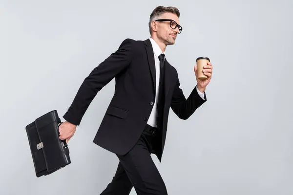 Foto del lado del perfil del agente de bienes raíces éxito inteligente llevar latte go conferencia aislado sobre fondo de color gris — Foto de Stock