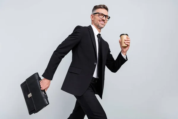 Profiel side photo of smart leader boss guy hold takeout latte go partners conferentie geïsoleerd over grijze achtergrond — Stockfoto