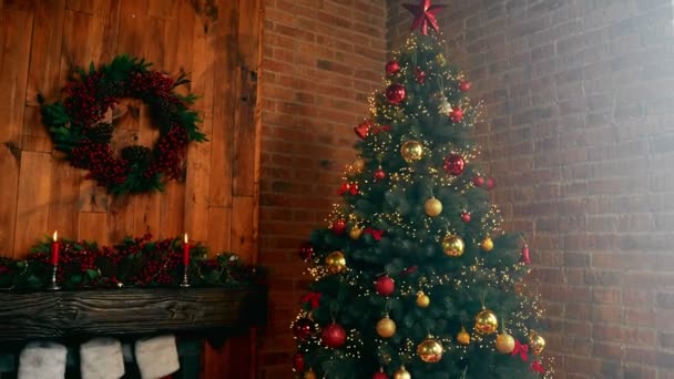 Görüntüyü büyüt hayalperest bayan rahatına bak dekore edilmiş Noel odasının tadını çıkar — Stok video