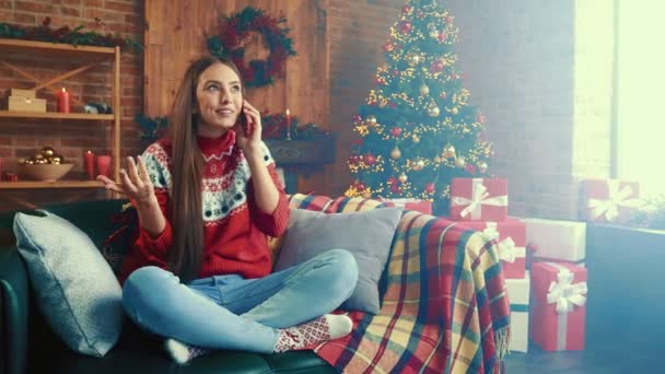 Komik, arkadaş canlısı bir bayan kanepeye oturur, konuşur, Noel 'i kutlarız. — Stok video