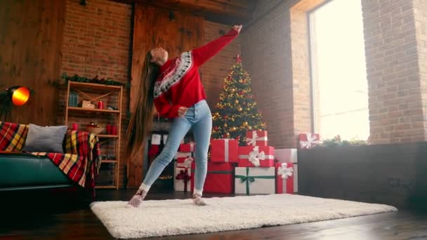 Enerjik aktif aktif bayan Noel partisini hayali gitar çalmadan önce kutluyor. — Stok video