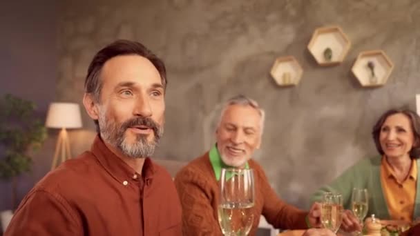 Велика сімейна зустріч сидить на бенкеті батько розповідає тост — стокове відео