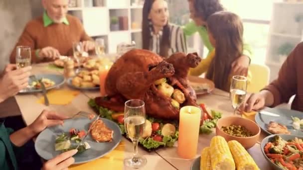 Vrolijke familie bijeenkomst tafel genieten van vakantie maaltijd — Stockvideo