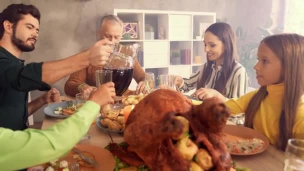 La reunión positiva del grupo familiar disfruta de la bebida come comida sabrosa — Vídeo de stock