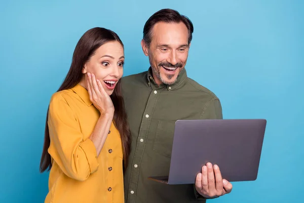 Fénykép csodálkozó vidám boldog emberek néz megdöbbent hold számítógép hírek elszigetelt kék színű háttér — Stock Fotó