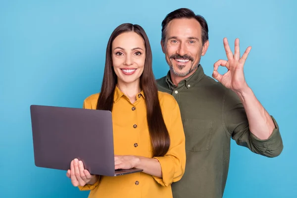 Fénykép boldog barna hajú férj felesége az emberek, hogy rendben jel hold számítógép elszigetelt kék színű háttér — Stock Fotó