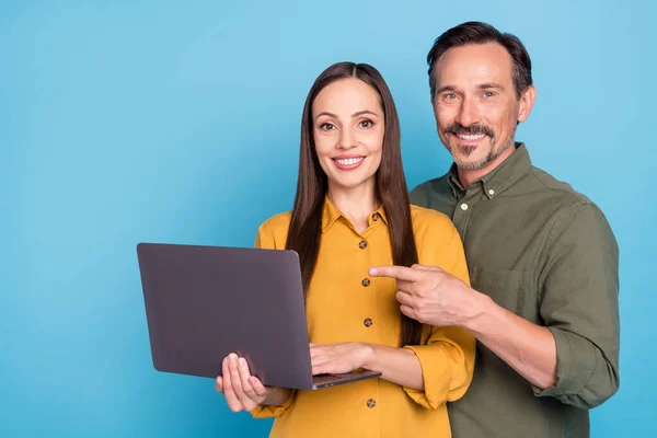 Fénykép barna hajú férj feleség pár hold hand point ujj számítógép elszigetelt kék színű háttér — Stock Fotó