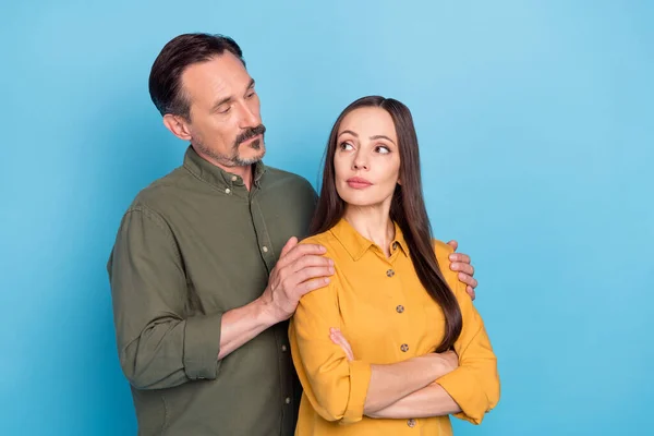 Foto von verärgert unglücklich traurig reifen Mann und Frau Hände Schultern entschuldigen sich isoliert auf blauem Hintergrund — Stockfoto