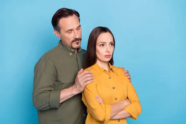 Portrait de deux personnes dame mains pliées homme toucher épaules apaisant isolé sur fond de couleur bleue — Photo