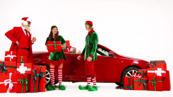 Dream team aiuto Babbo Natale preparare evento carico automobile godere di evento atmosfera danza — Video Stock