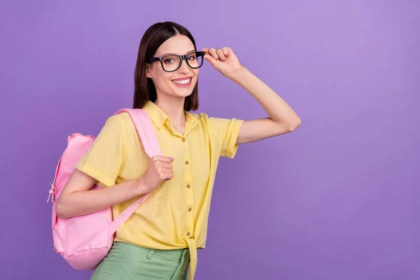 Foto lateral del perfil de los cursos de mochila inteligente de gafas de niña de la escuela joven aislados sobre fondo de color violeta —  Fotos de Stock