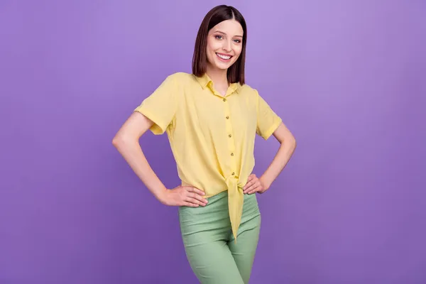 Photo of young chaming girl hands on waist confident wear casual clothes isolated over violet color background — Stock Photo, Image