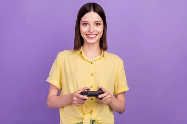 Foto van jonge mooie dame veel plezier spelen video game console vrije tijd geïsoleerd over violette kleur achtergrond — Stockfoto