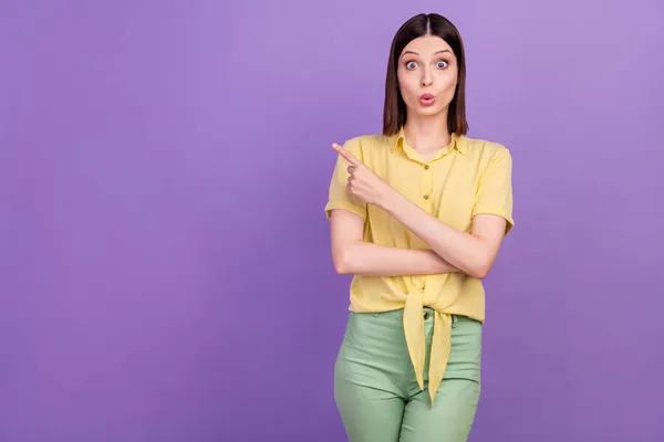 Foto van jeugd dame onder de indruk geven vinger lege ruimte promotie geïsoleerd over violette kleur achtergrond — Stockfoto