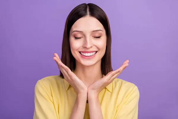 Photo de jeune fille joyeuse dents sourire caries protection blanchissant dentiste isolé sur fond de couleur violette — Photo