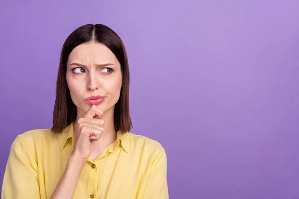 Foto de joven hermosa mujer brazo tacto mentón curioso plan mirada espacio vacío aislado sobre fondo de color violeta —  Fotos de Stock