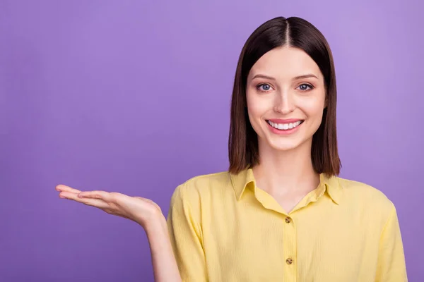 Foto de la mujer joven bonita promotor anuncios recomiendan producto demostrar aislado sobre fondo de color violeta —  Fotos de Stock