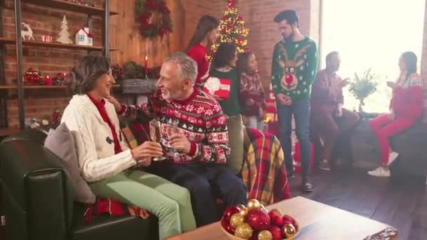 Tündér Noel Eve szülő pár élvezni kényelem ital pezsgő gyerekek kap ajándékokat — Stock videók