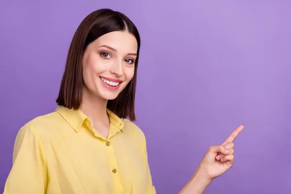 Профиль сторона фото молодой красивой девушки указывают пальцем пустое пространство рекламодатель изолирован на фиолетовый цвет фона — стоковое фото