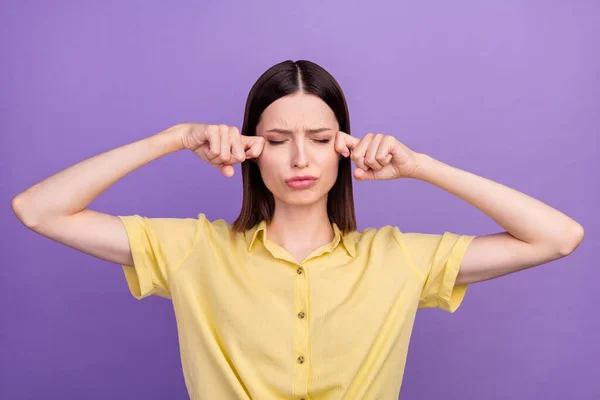 Foto de menina choro ofendido negativo desagradado falhar desespero isolado sobre fundo cor violeta — Fotografia de Stock