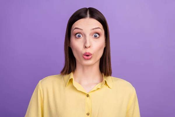 Foto de jovem mulher surpreendido omg wow reação inesperada falsa novidade isolado sobre fundo cor violeta — Fotografia de Stock