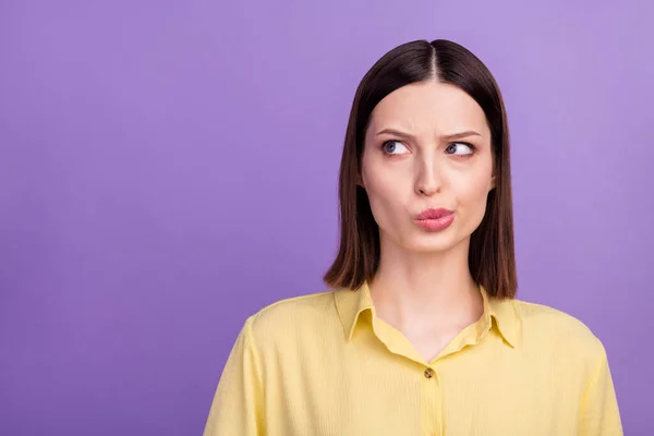 Genç ve mutsuz bir bayanın fotoğrafı. Boş uzay düşünceleri menekşe rengi arka planda izole edilmiş. — Stok fotoğraf