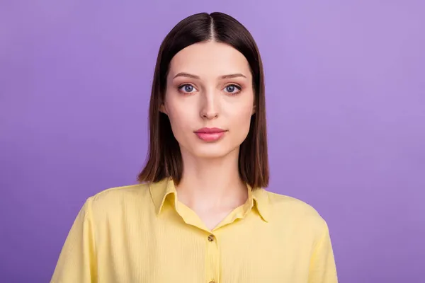 Foto de la mujer adorable joven ropa de confianza seria traje casual aislado sobre fondo de color violeta —  Fotos de Stock