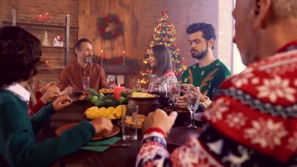 Fidati di legare la famiglia piena tenersi per mano pregare sedersi a tavola la vigilia di Natale miracolo tempo — Video Stock